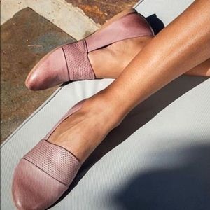 Bueno blush pink leather flats
